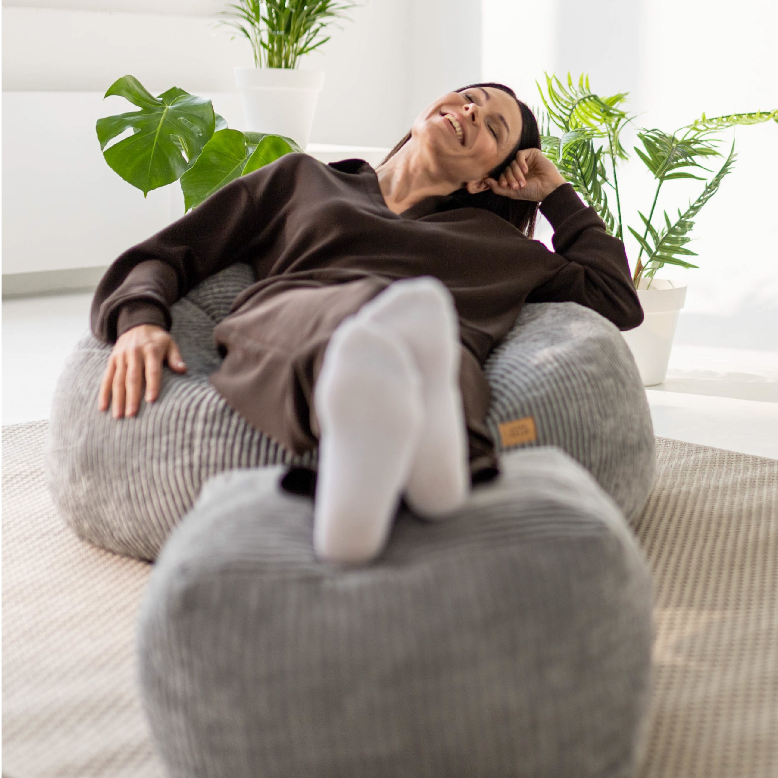 Poltrona-pouf in velluto a coste con poggiapiedi Mark Adler Comfy 3.0 Grey