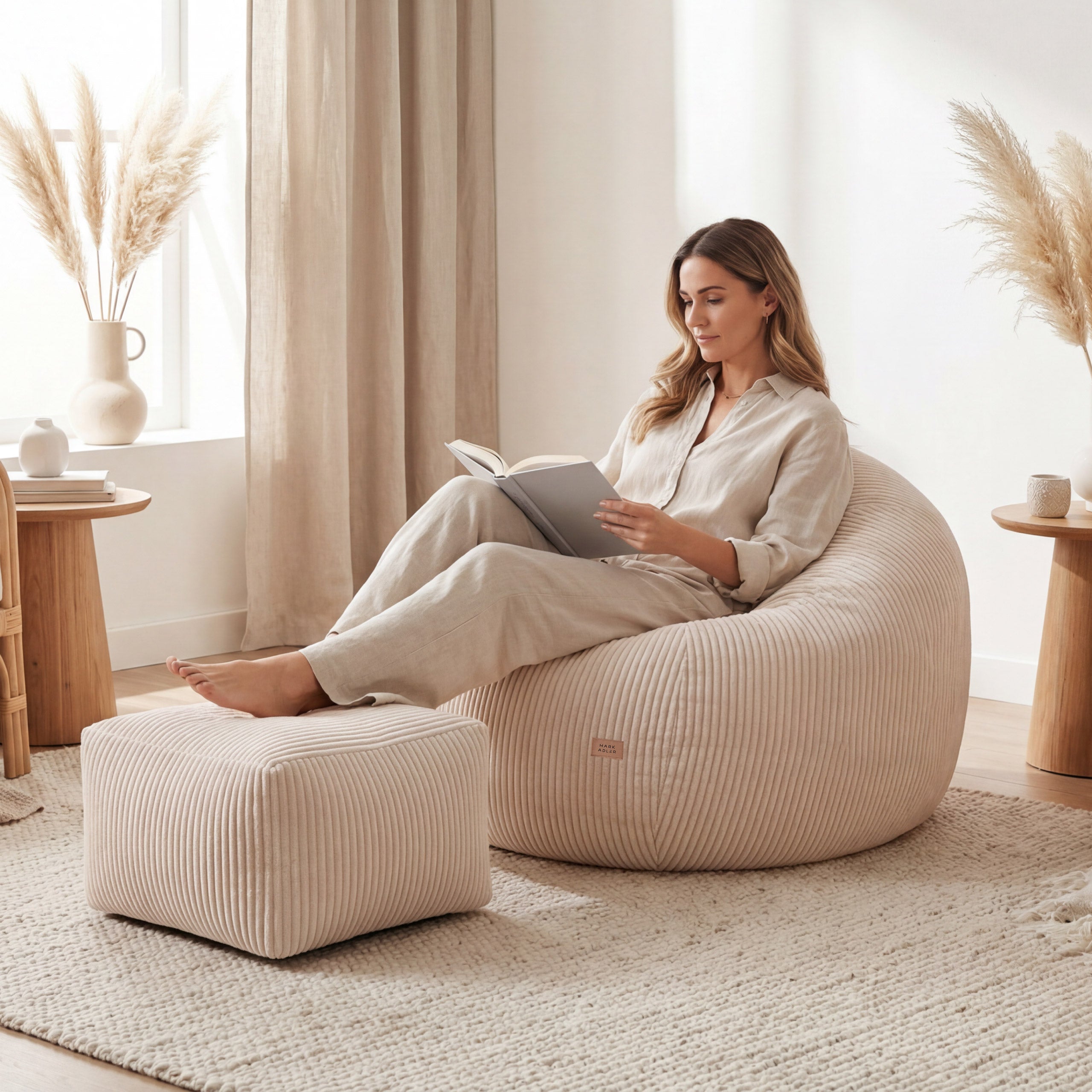 Poltrona-pouf in velluto a coste con poggiapiedi Mark Adler Comfy 3.0 Beige
