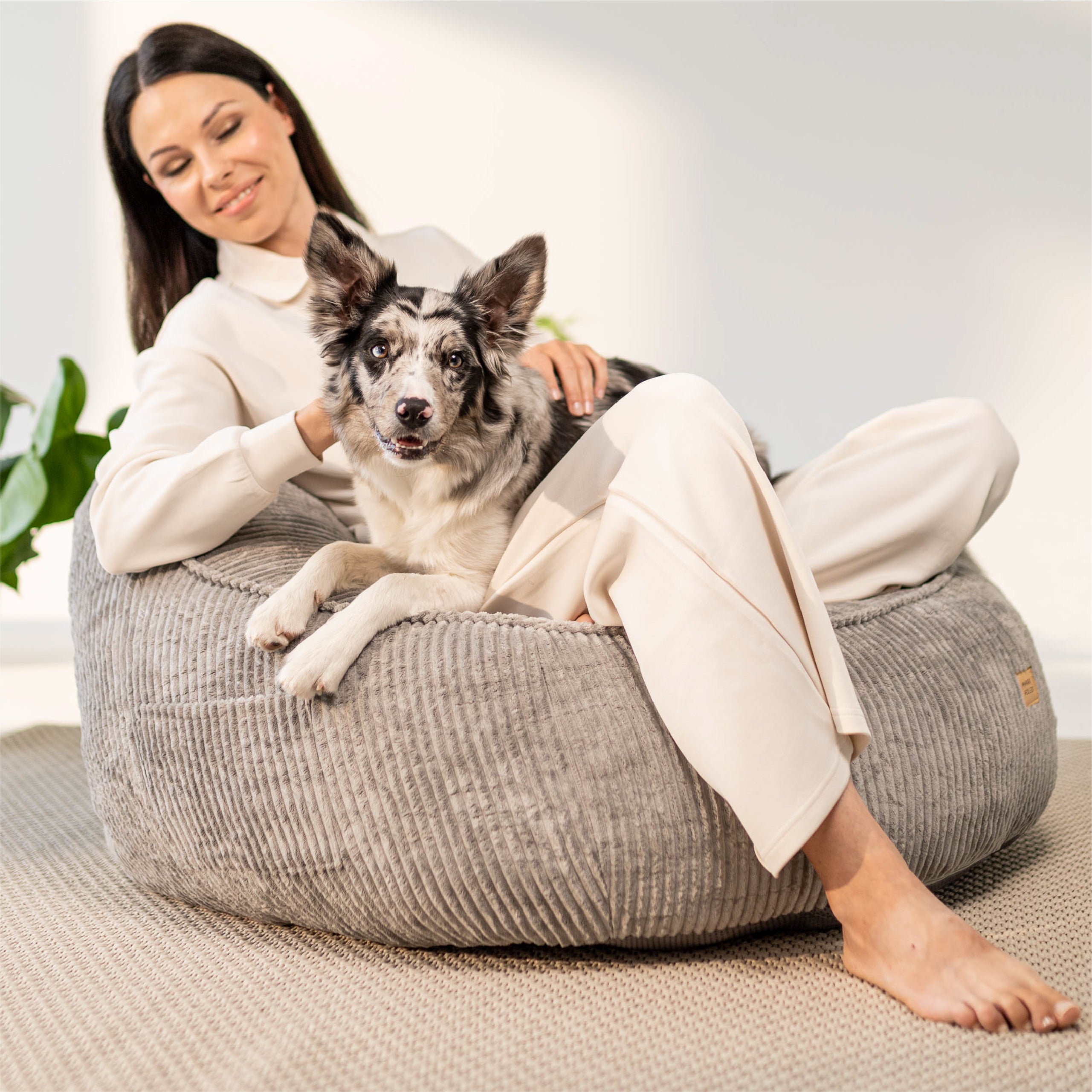 Poltrona pouf con schienale in velluto a coste Mark Adler Comfy 4.0 Grey