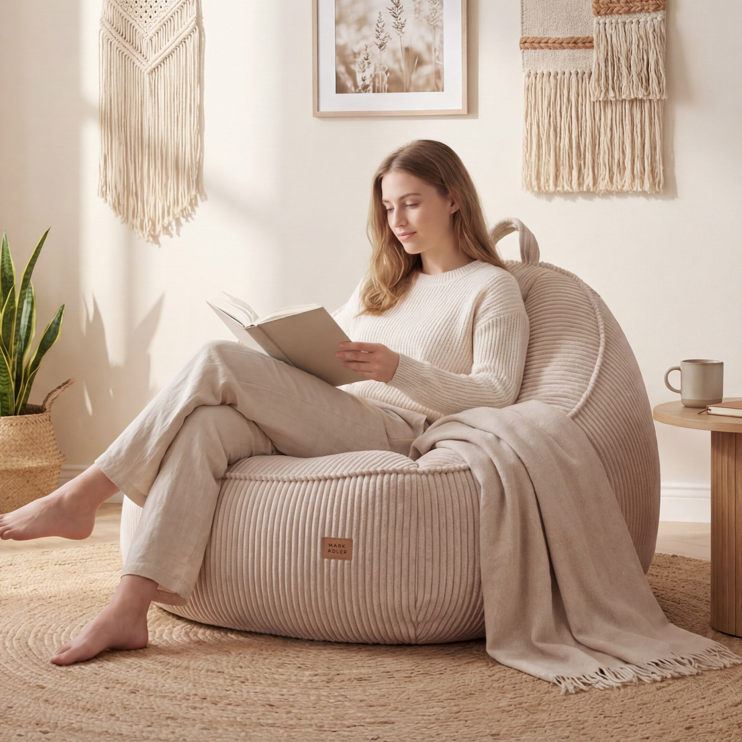 Poltrona-pouf con schienale in velluto a coste Mark Adler Comfy 4.0 Beige