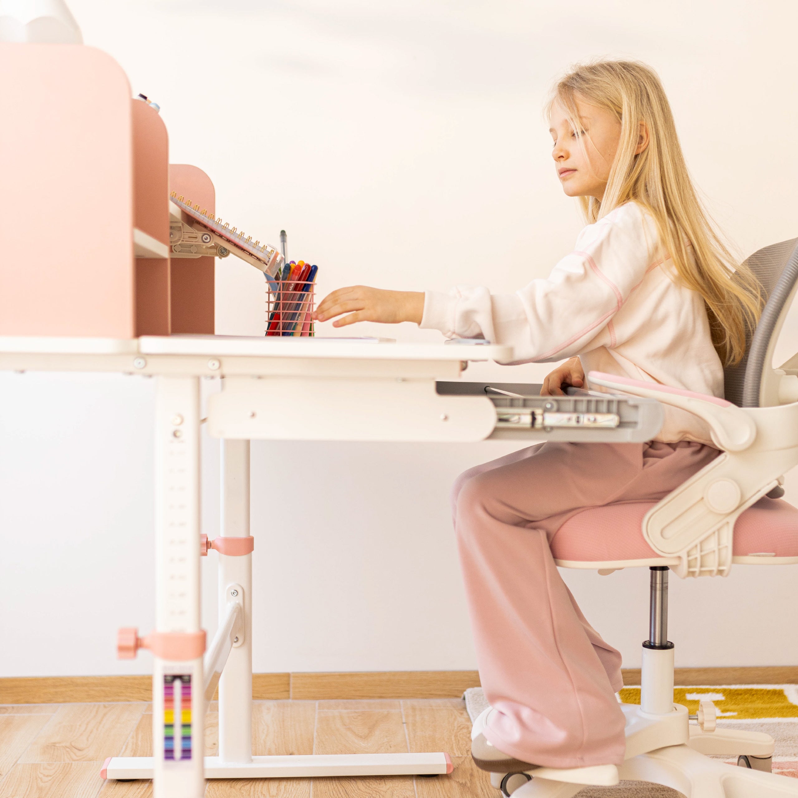 Scrivania ergonomica per bambini Mark Adler Study 5.0 Pink 90 cm