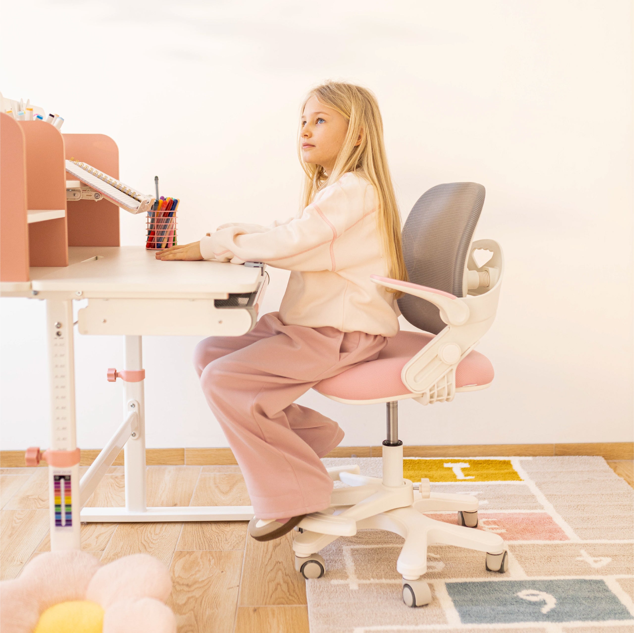 Scrivania ergonomica per bambini Mark Adler Study 5.0 Pink 90 cm